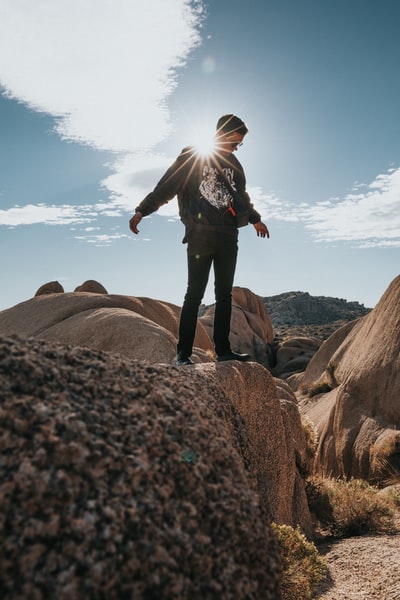白天俯视并站在高处岩石表面的男子